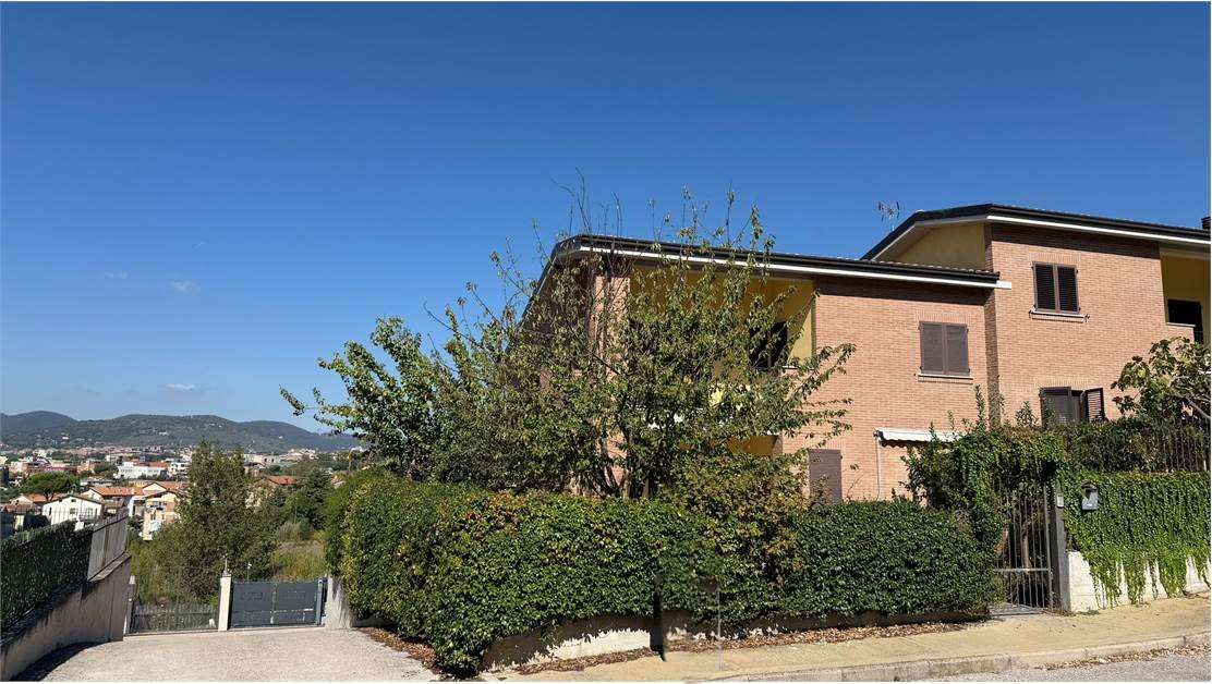 Perugia Prepo – Villa bifamiliare 200 mq con 4 camere, taverna, garage e giardino privato