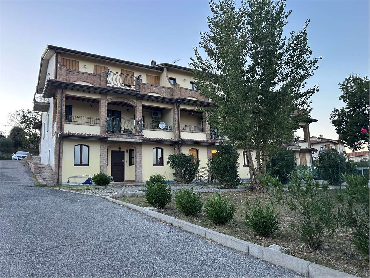 Marsciano Castiglione della Valle – Appartamento recente con ampio portico e giardino privato