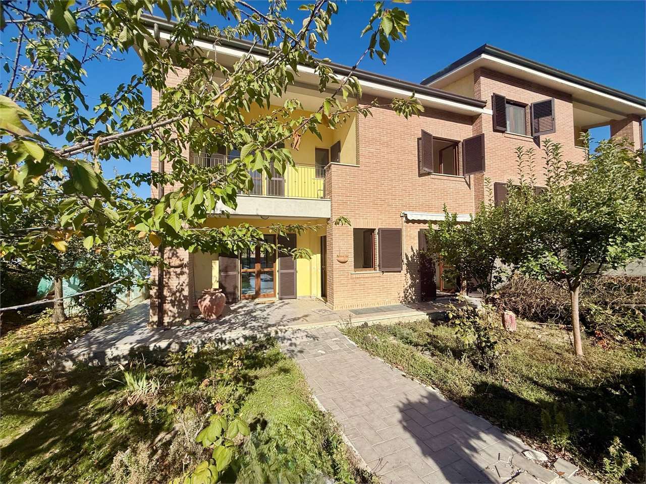 Perugia Prepo – Villa bifamiliare 200 mq con 4 camere, taverna, garage e giardino privato
