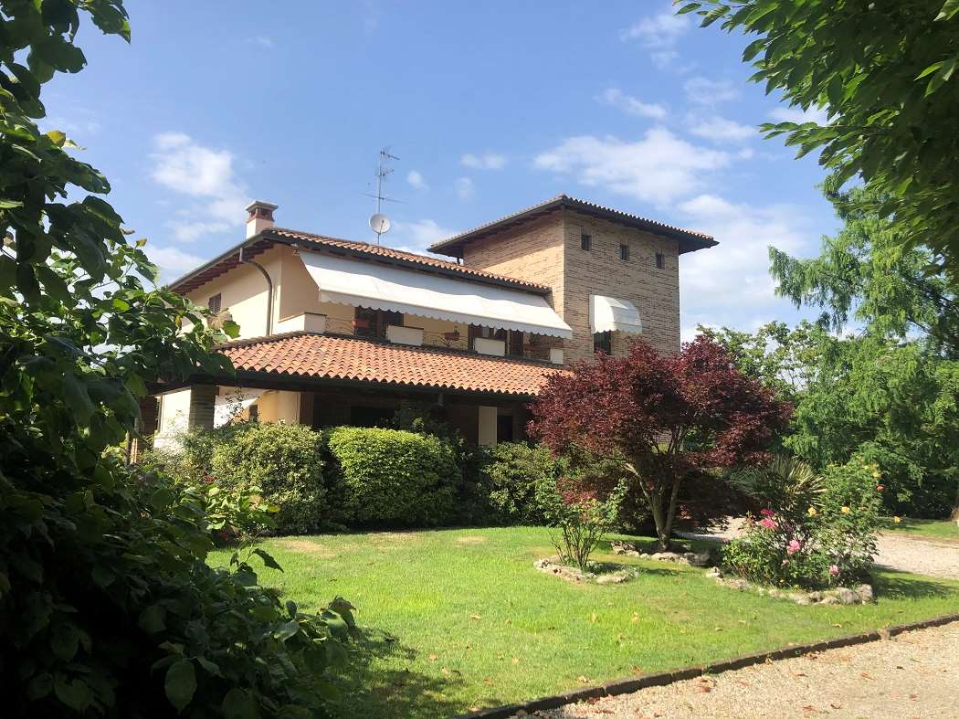 Villa in Vendita a Pavia