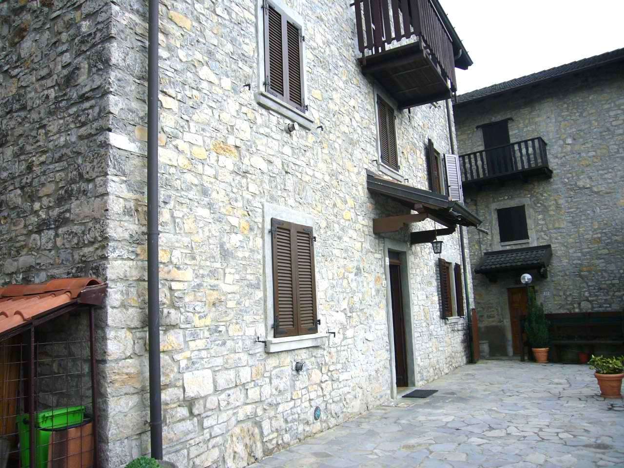 Porzione di casa in vendita in Via G. Zelioli , Sant'Omobono Terme