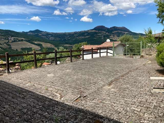 Casa indipendente in vendita a Coli (PC)