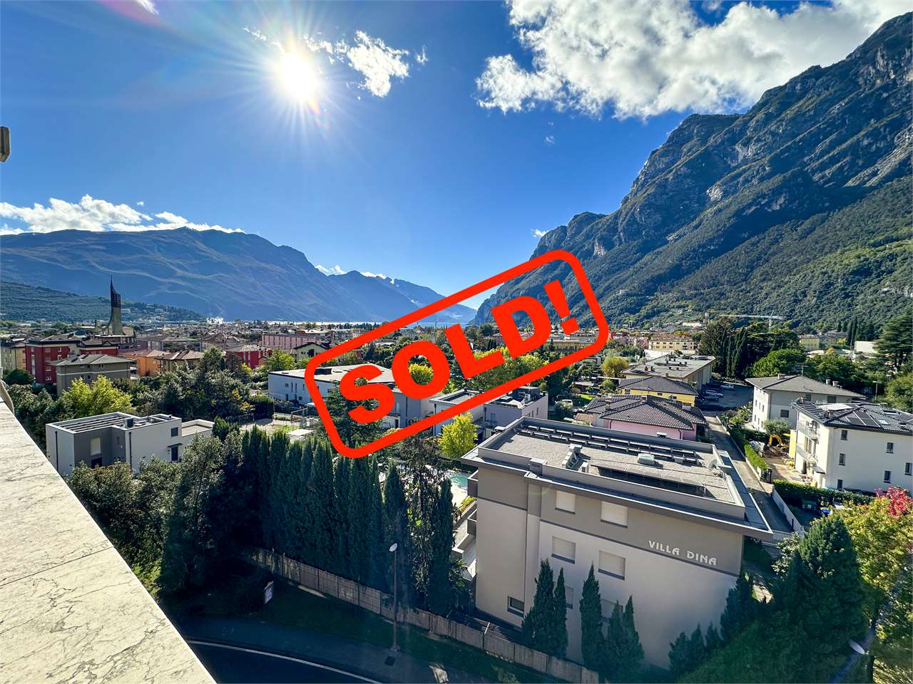 SOLD! 3-ROOM TOP FLOOR APARTMENT WITH LAKE VIEW!