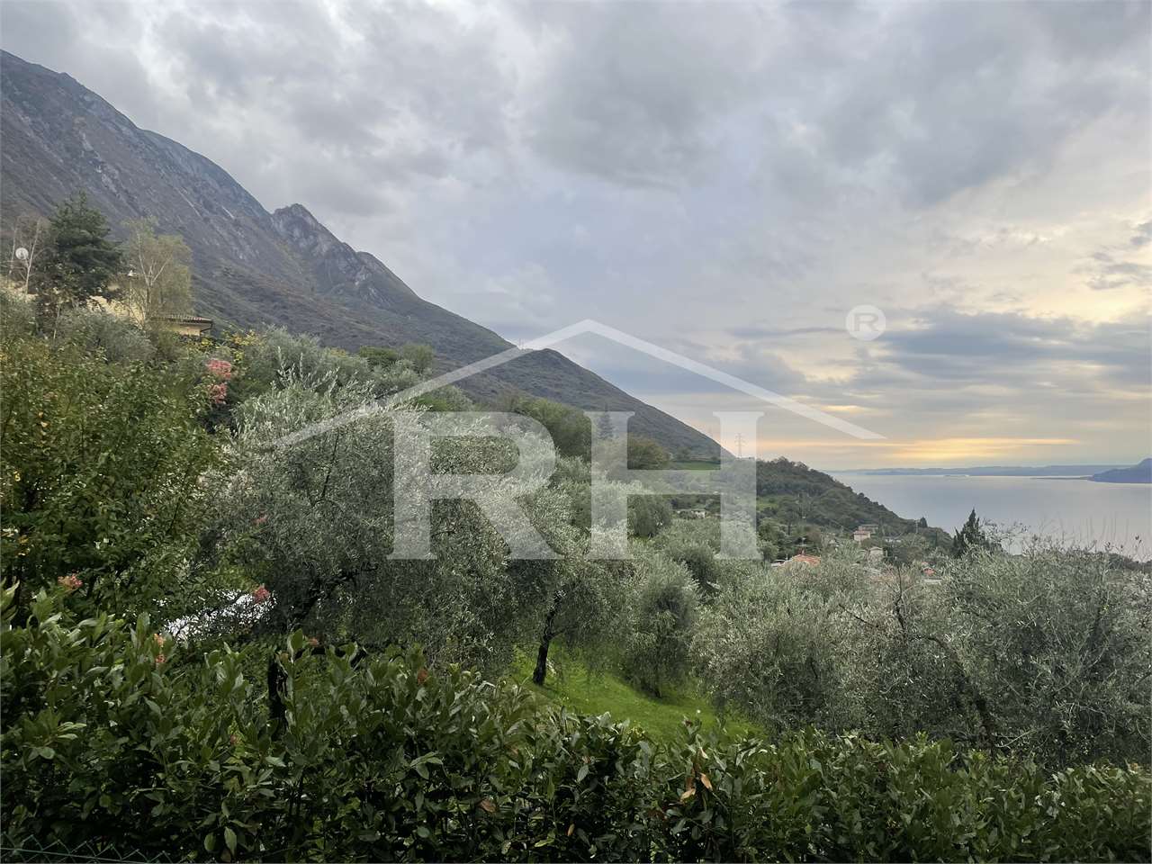 RIF. 19 - SPLENDIDA VILLA CON VISTA LAGO