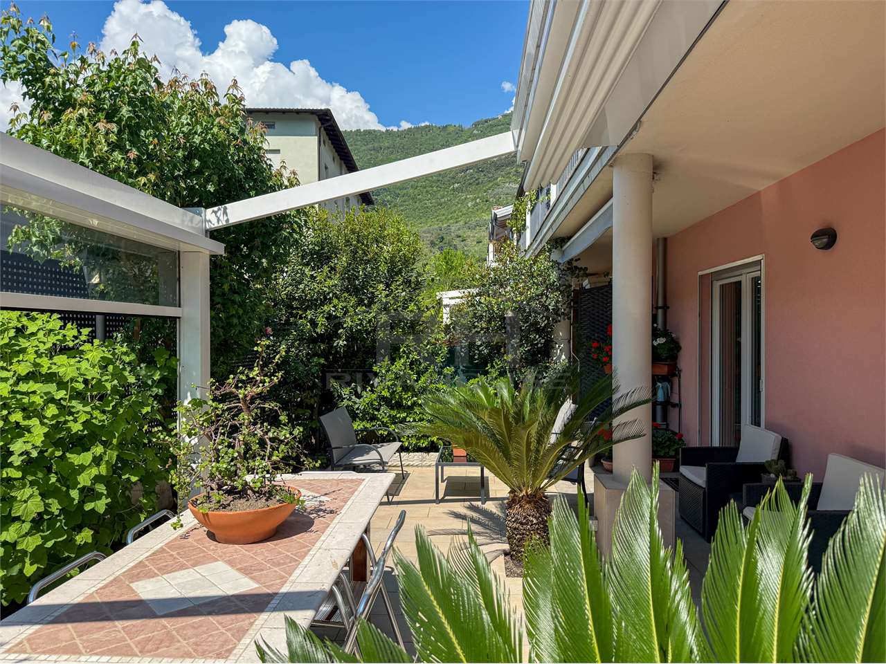 REF. 24 - END-OF-TERCE TOWNHOUSE WITH GARDEN