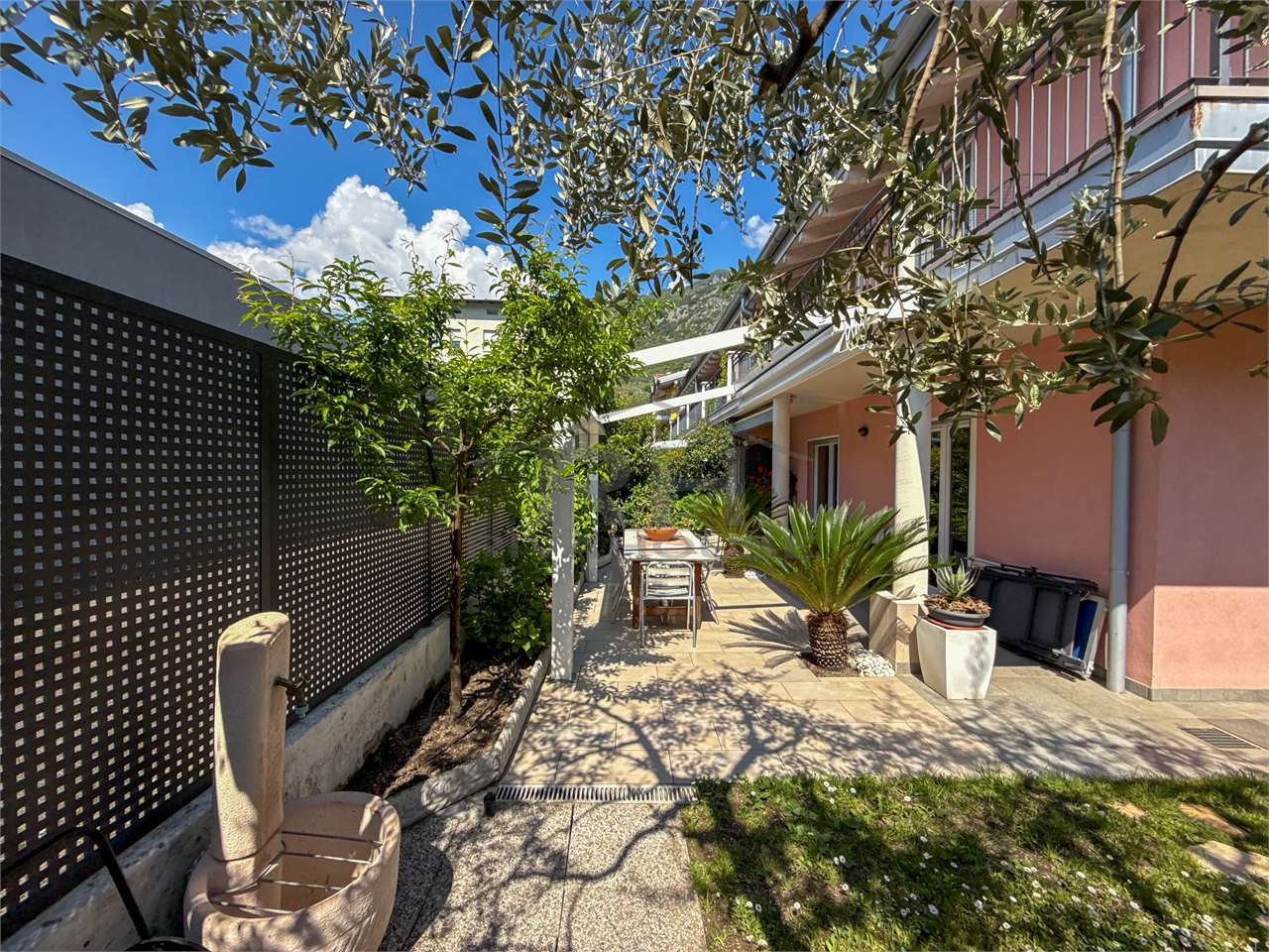 REF. 24 - END-OF-TERCE TOWNHOUSE WITH GARDEN