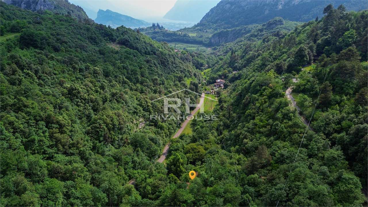 RIF. 32 - DUE RUSTICI IMMERSI NEL VERDE A LAGHEL