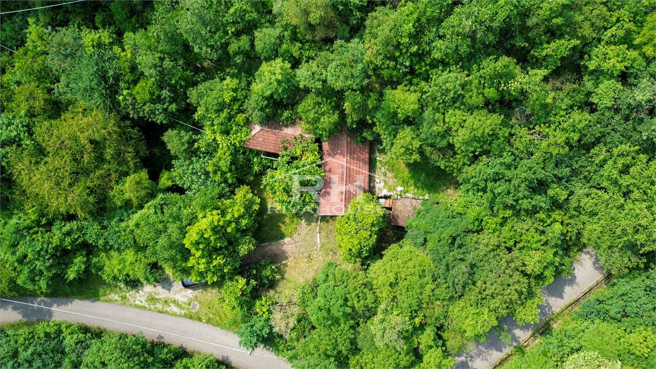 RIF. 32 - DUE RUSTICI IMMERSI NEL VERDE A LAGHEL