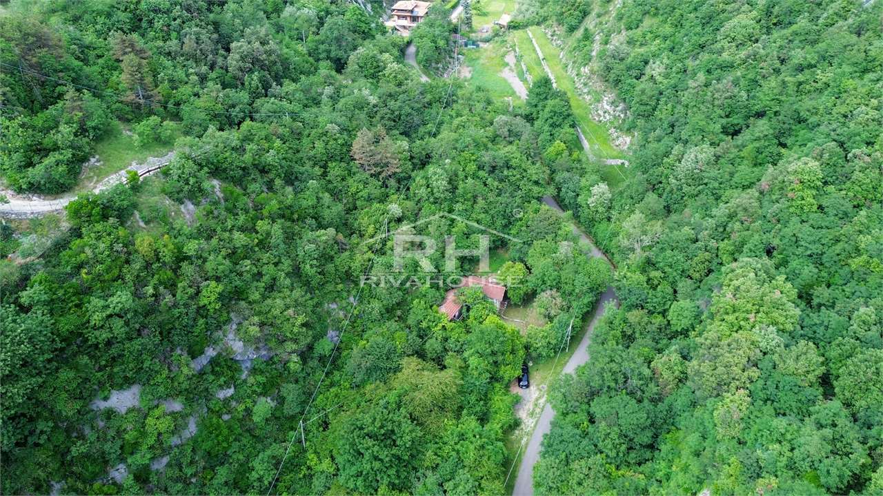 RIF. 32 - DUE RUSTICI IMMERSI NEL VERDE A LAGHEL