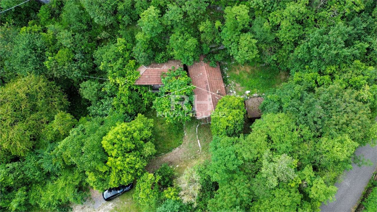 RIF. 32 - DUE RUSTICI IMMERSI NEL VERDE A LAGHEL