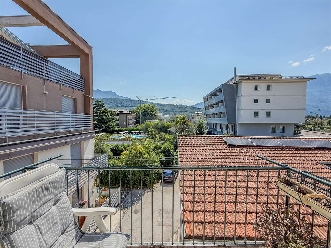REF. 01 - TWO-BEDROOM IN LAKE STRIP