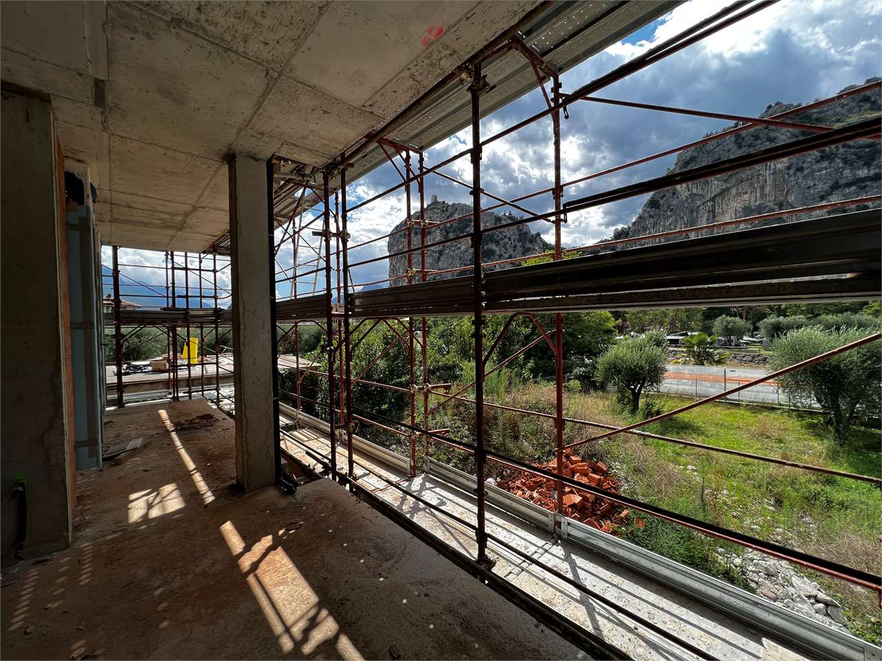 RIF. 40-4 NUOVO APPARTAMENTO DI PRESTIGIO AD ARCO