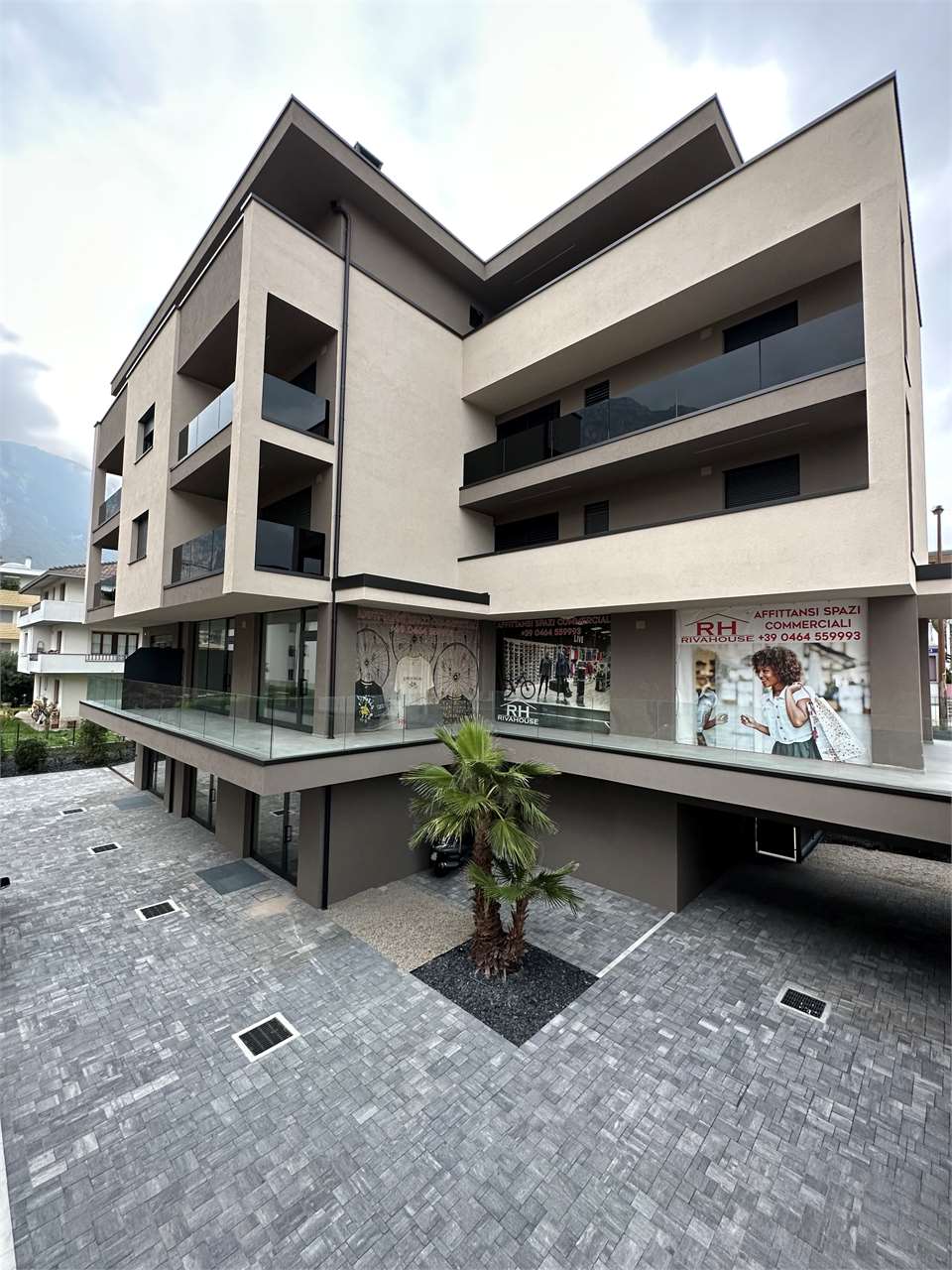 ELEGANTE SPAZIO COMMERCIALE
