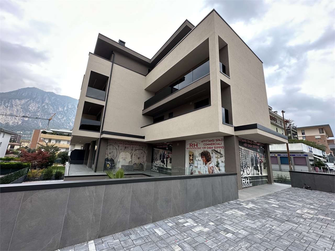 ELEGANTE SPAZIO COMMERCIALE