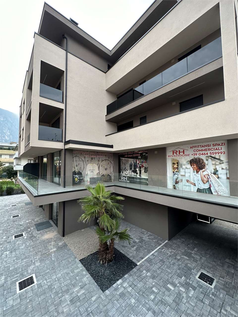 ELEGANTE SPAZIO COMMERCIALE