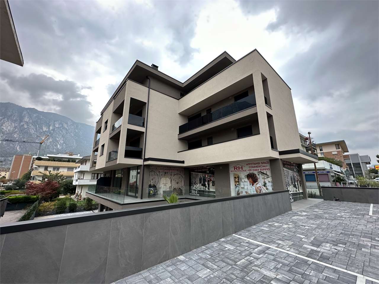 ELEGANTE SPAZIO COMMERCIALE