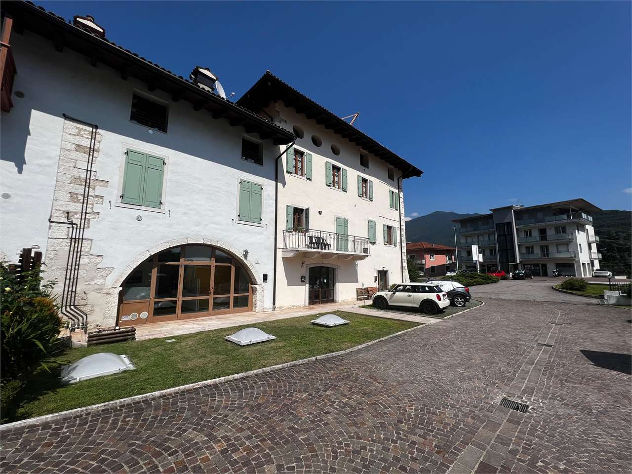 RIF. 33 - TRE LOCALI COMMERCIALI