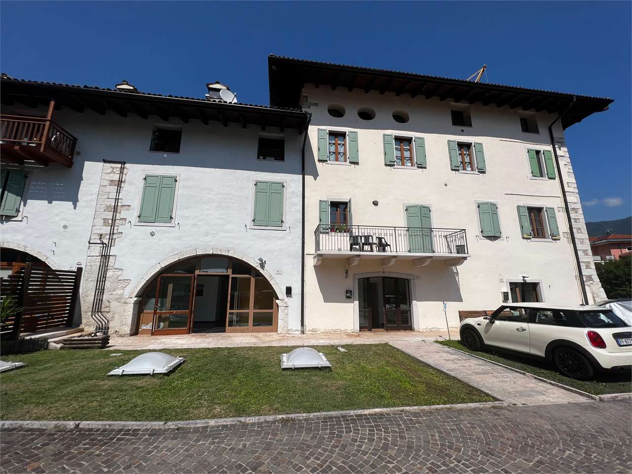 RIF. 33 - TRE LOCALI COMMERCIALI