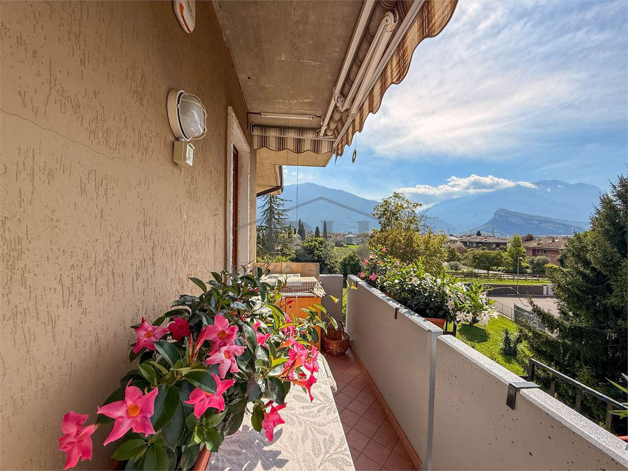 REF. 17 – TOP-FLOOR FOUR-ROOM APARTMENT WITH PANORAMIC VIEW