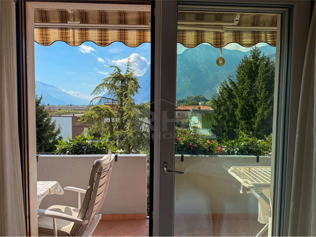 REF. 17 – TOP-FLOOR FOUR-ROOM APARTMENT WITH PANORAMIC VIEW