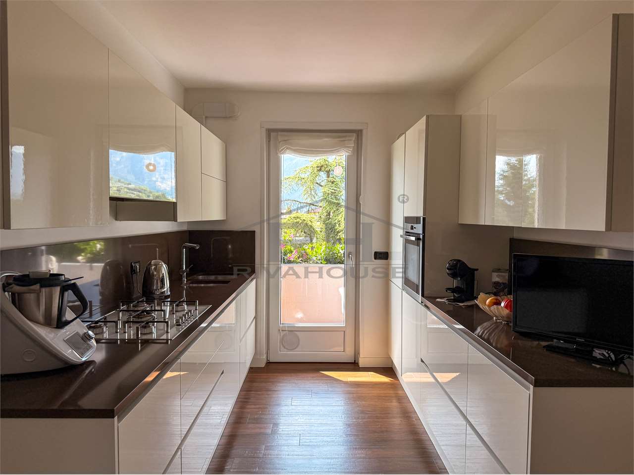 REF. 17 – TOP-FLOOR FOUR-ROOM APARTMENT WITH PANORAMIC VIEW