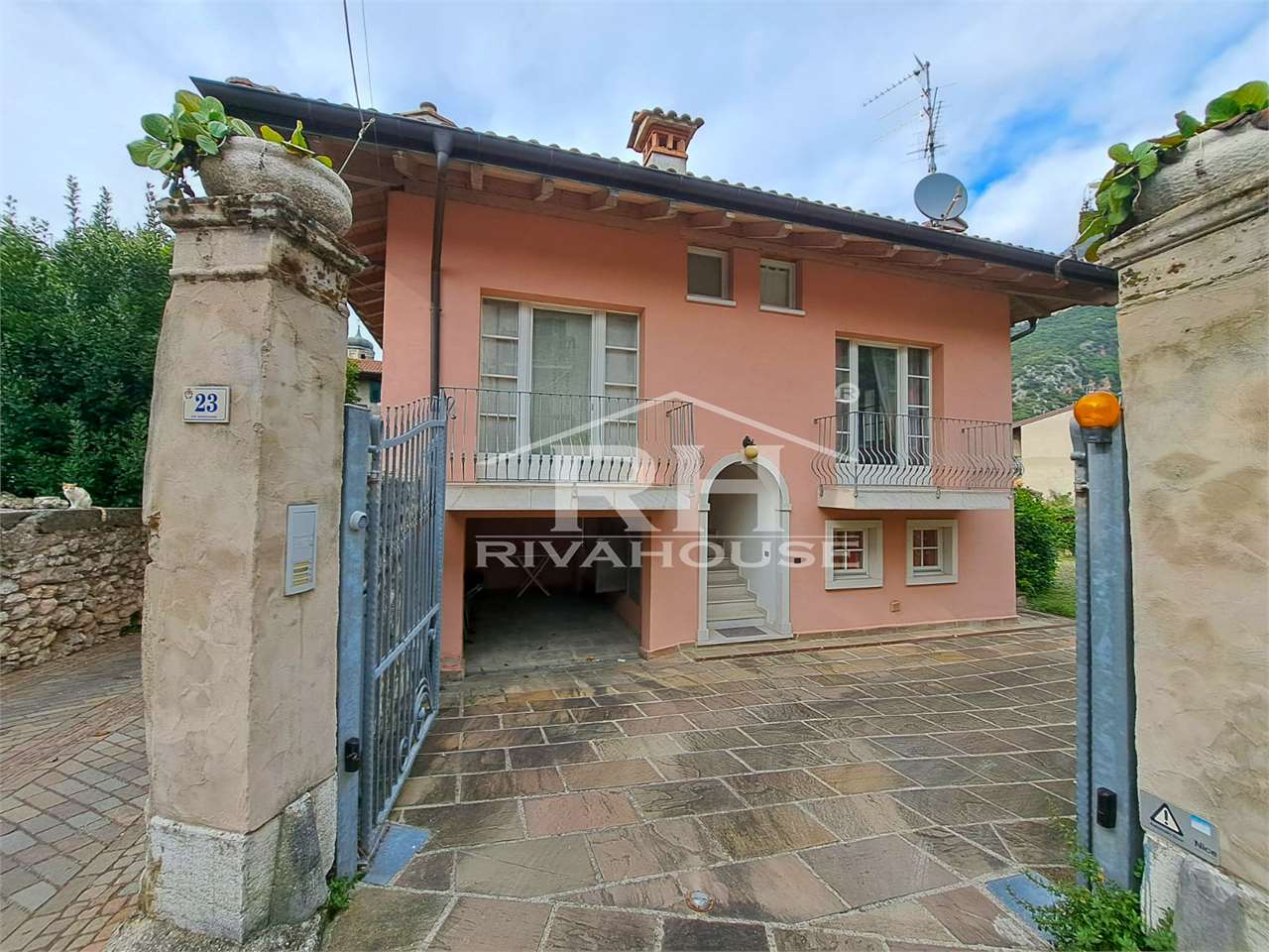 SOLD! LOVELY ONE-BEDROOM APARTMENT