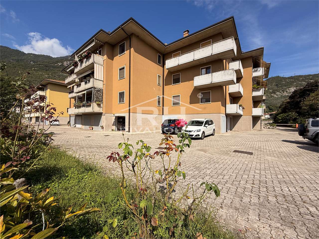 SOLD! TOP-FLOOR FOUR-ROOM APARTMENT WITH PANORAMIC VIEW