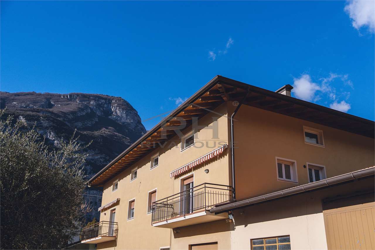 REF. 24 – 11-HECTARE WINE ESTATE WITH MANOR HOUSE