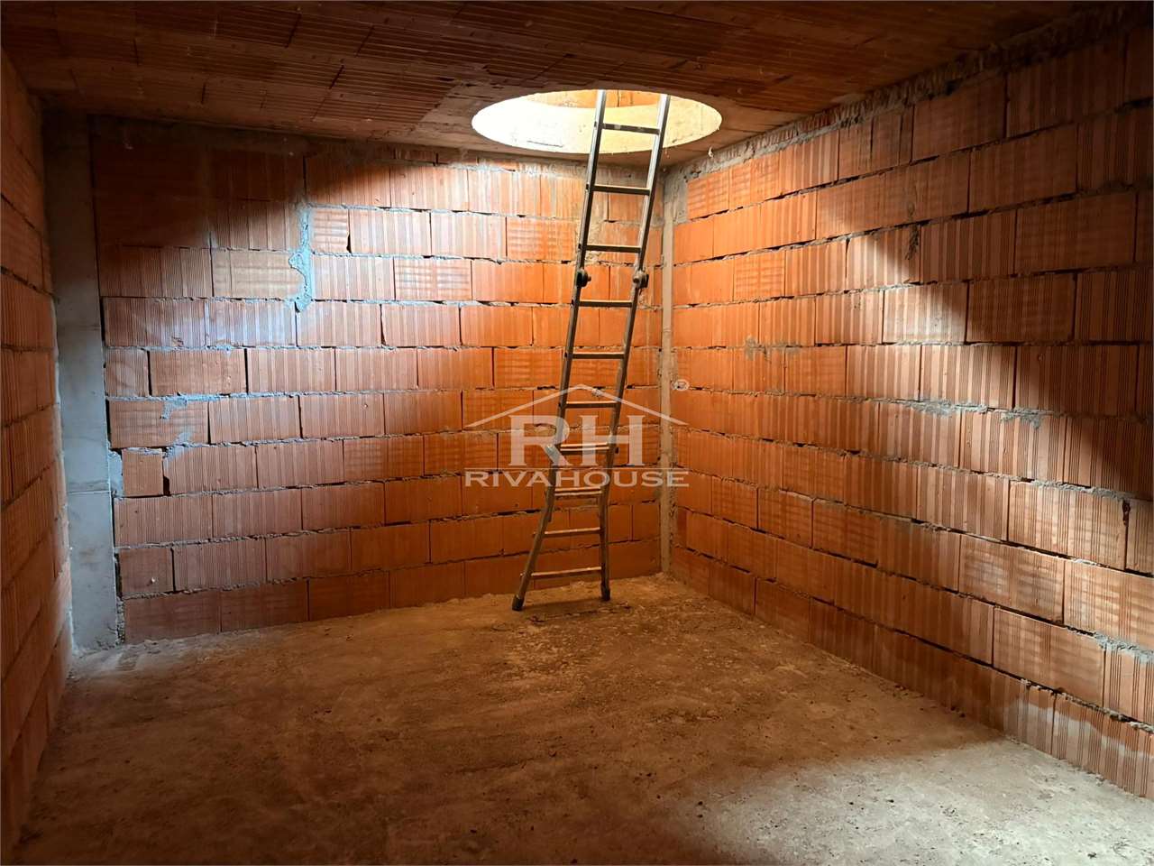 REF. 01 - STORAGE TO BE COMPLETED, WITH LARGE PLOT AND LAKE VIEW