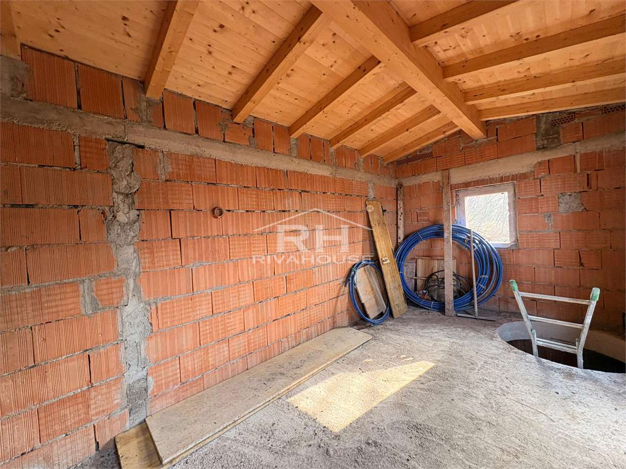 REF. 01 - STORAGE TO BE COMPLETED, WITH LARGE PLOT AND LAKE VIEW