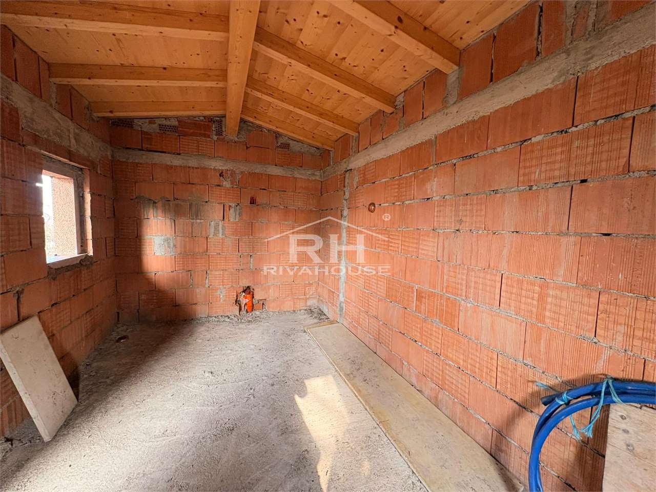 REF. 01 - STORAGE TO BE COMPLETED, WITH LARGE PLOT AND LAKE VIEW