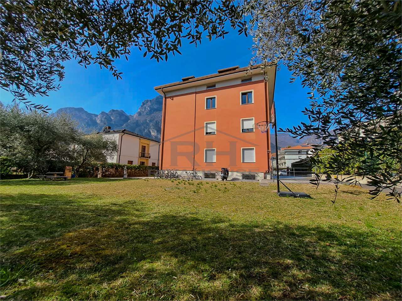 REF. 13 FOUR-ROOM APARTMENT GILMOZZI-EXEMPT IN THE LAKESIDE AREA!