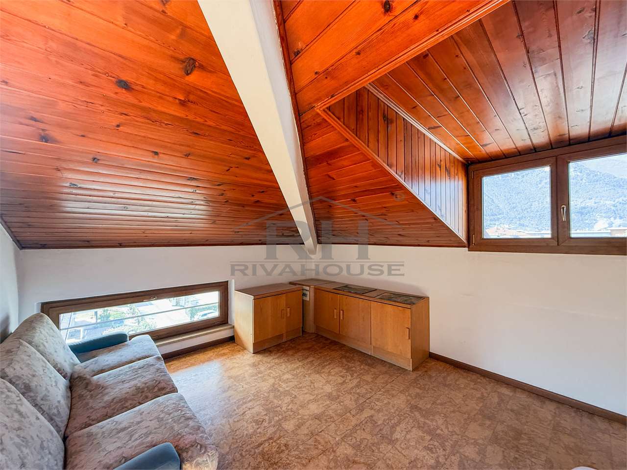 REF. 13 FOUR-ROOM APARTMENT GILMOZZI-EXEMPT IN THE LAKESIDE AREA!