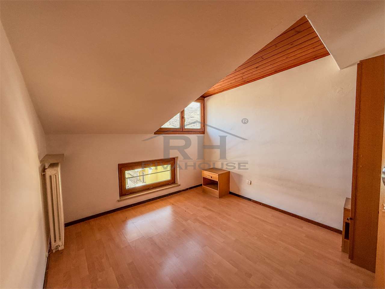 REF. 13 FOUR-ROOM APARTMENT GILMOZZI-EXEMPT IN THE LAKESIDE AREA!