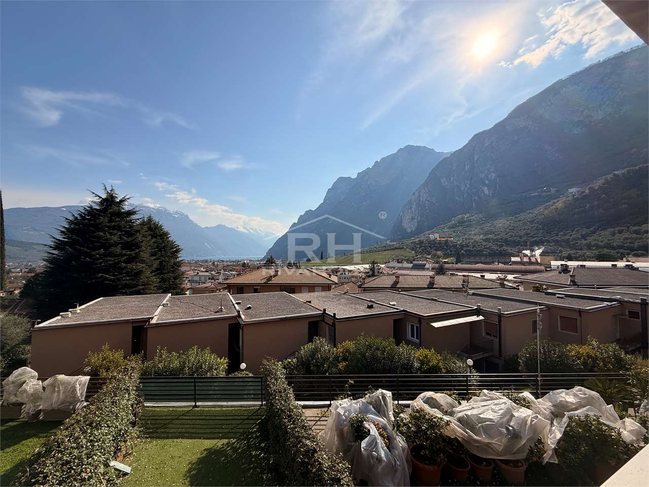 REF. 01 - TWO-ROOM APARTMENT, LAKE VIEW