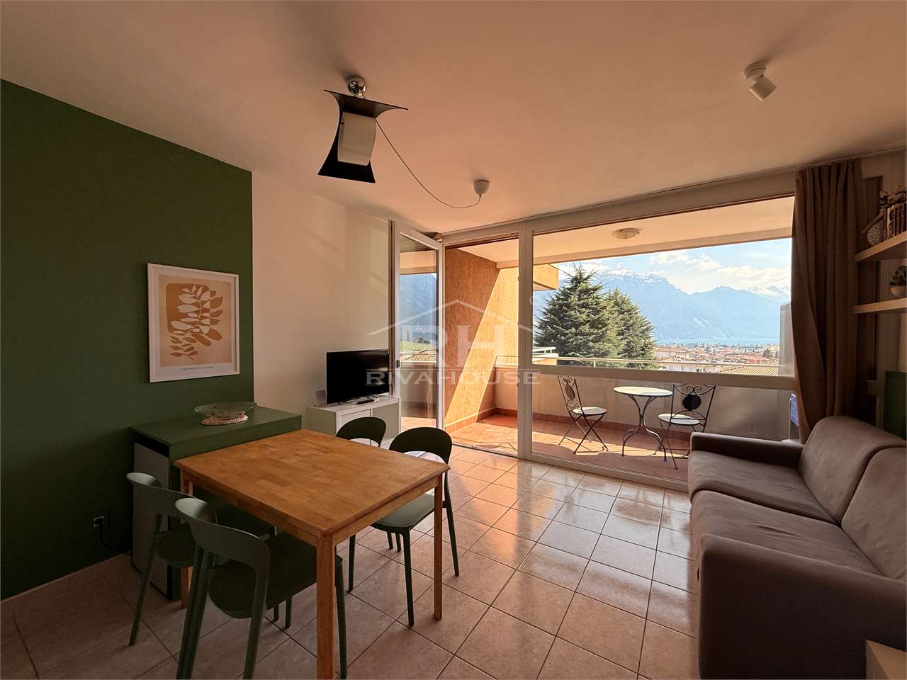 REF. 01 - TWO-ROOM APARTMENT, LAKE VIEW