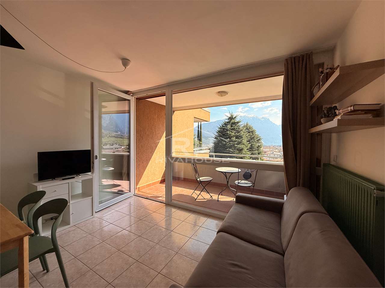 REF. 01 - TWO-ROOM APARTMENT, LAKE VIEW