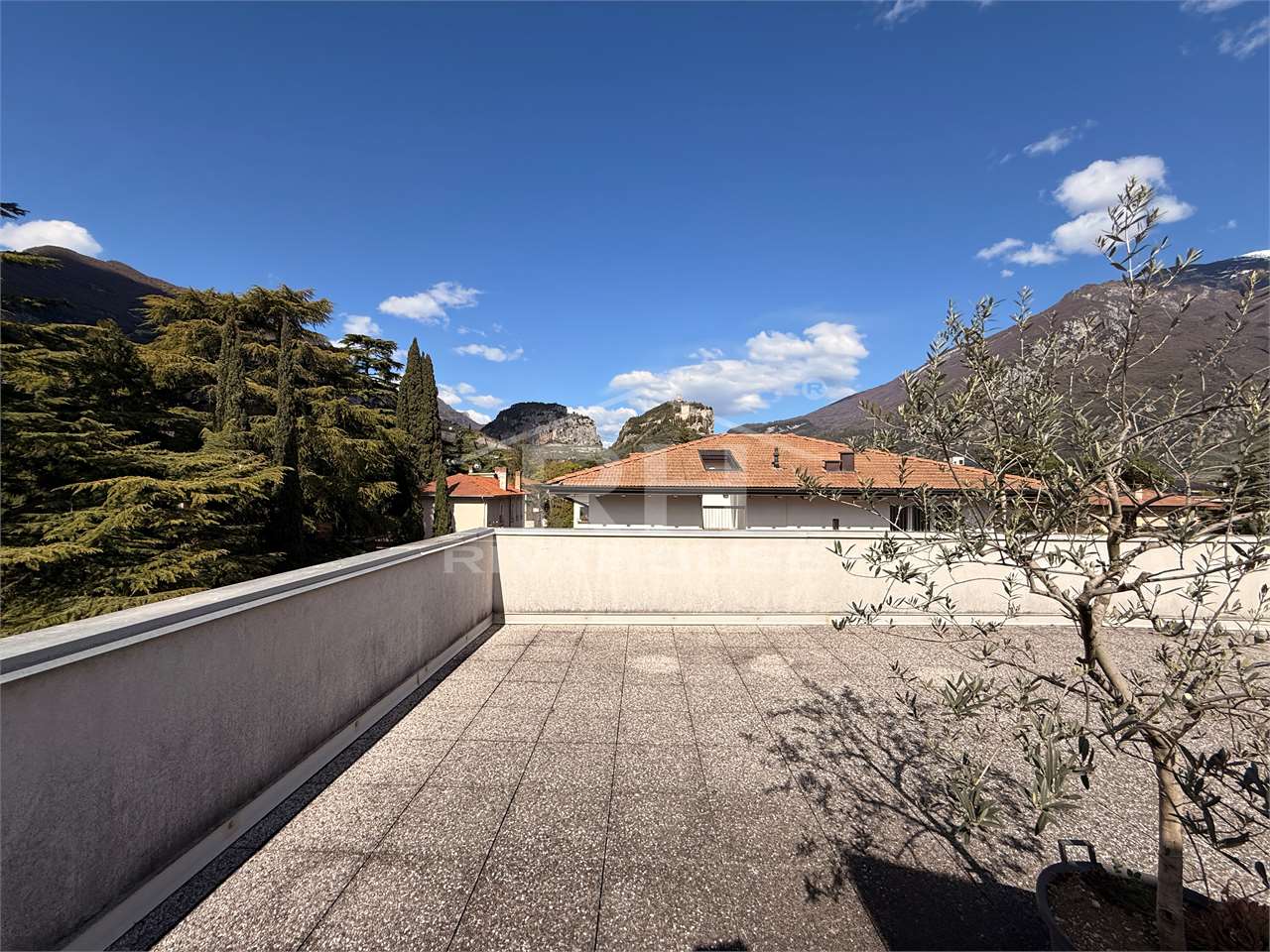 REF. 11 - 3-ROOM APARTMENT WITH GARDEN IN THE CENTER