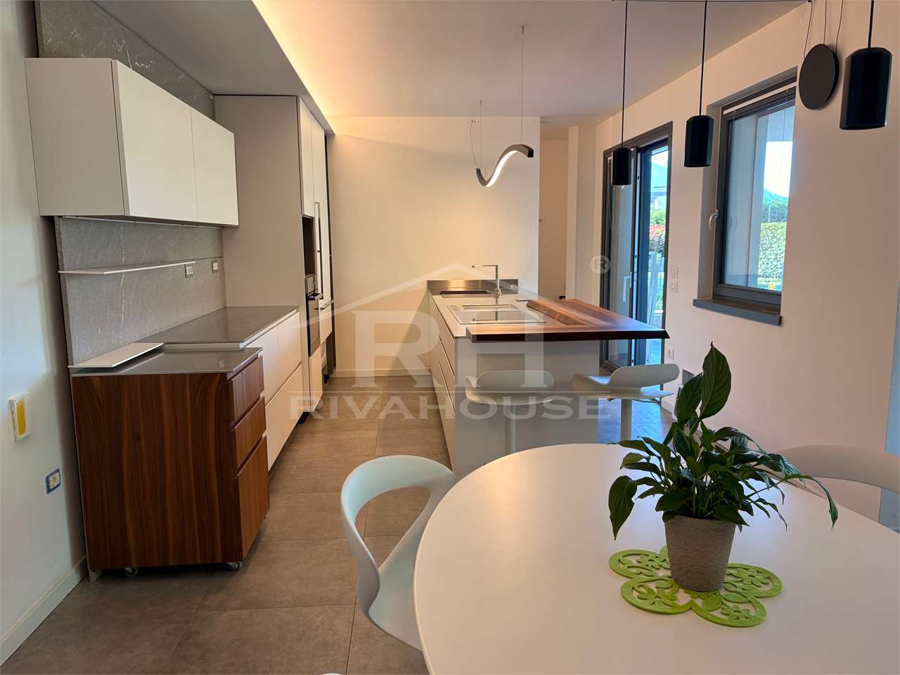 REF. 29 - LARGE THREE-ROOM APARTMENT WITH GARDEN NEAR THE LAKE