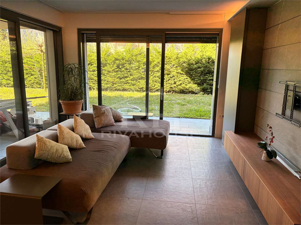 REF. 29 - LARGE THREE-ROOM APARTMENT WITH GARDEN NEAR THE LAKE