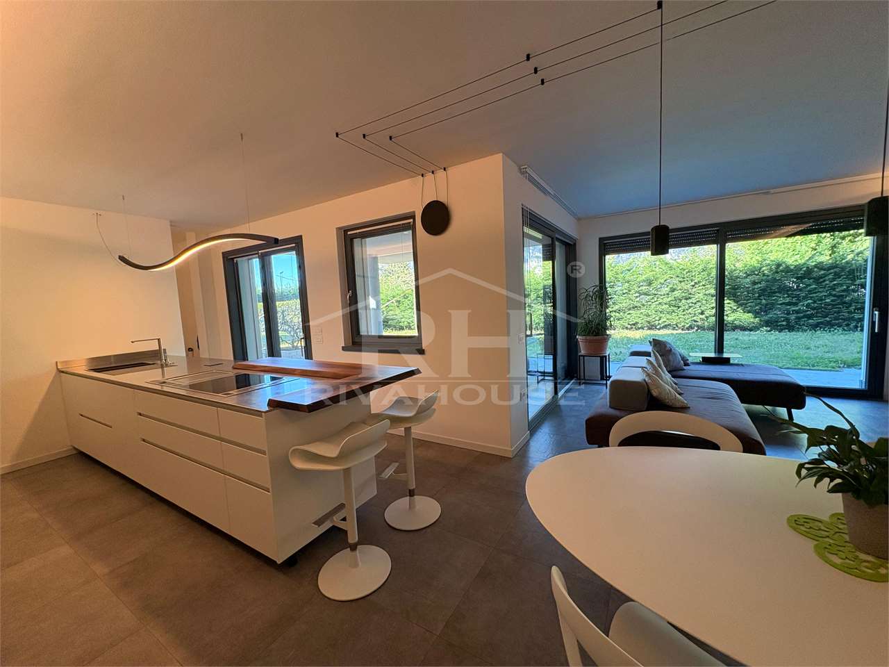 REF. 29 - LARGE THREE-ROOM APARTMENT WITH GARDEN NEAR THE LAKE