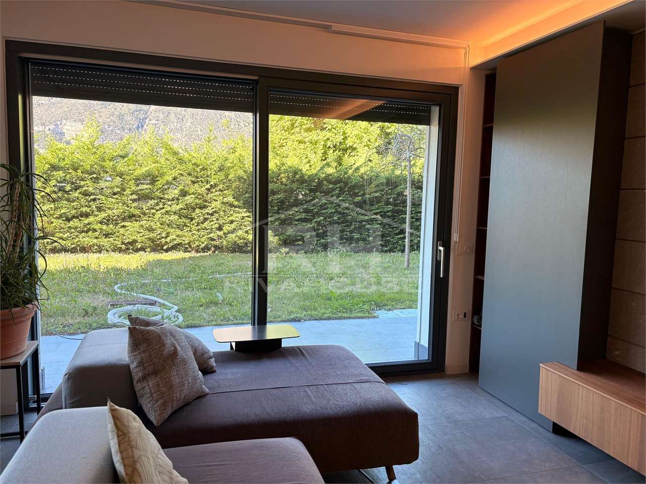 REF. 29 - LARGE THREE-ROOM APARTMENT WITH GARDEN NEAR THE LAKE