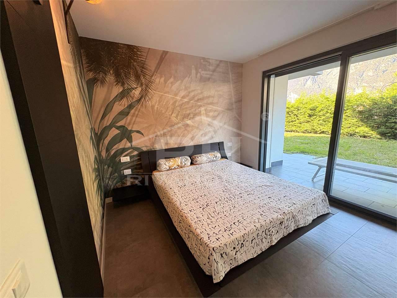 REF. 29 - LARGE THREE-ROOM APARTMENT WITH GARDEN NEAR THE LAKE