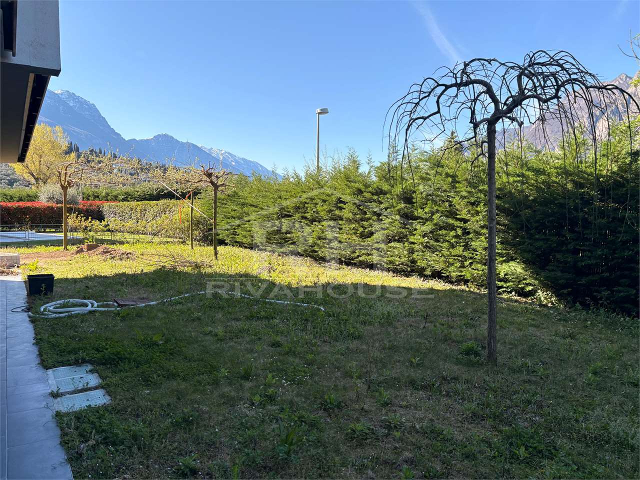 REF. 29 - LARGE THREE-ROOM APARTMENT WITH GARDEN NEAR THE LAKE