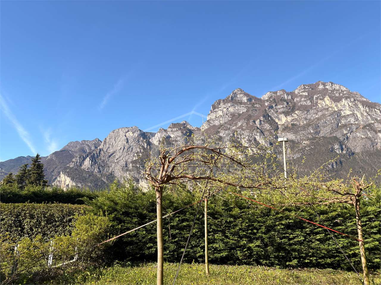 REF. 29 - LARGE THREE-ROOM APARTMENT WITH GARDEN NEAR THE LAKE