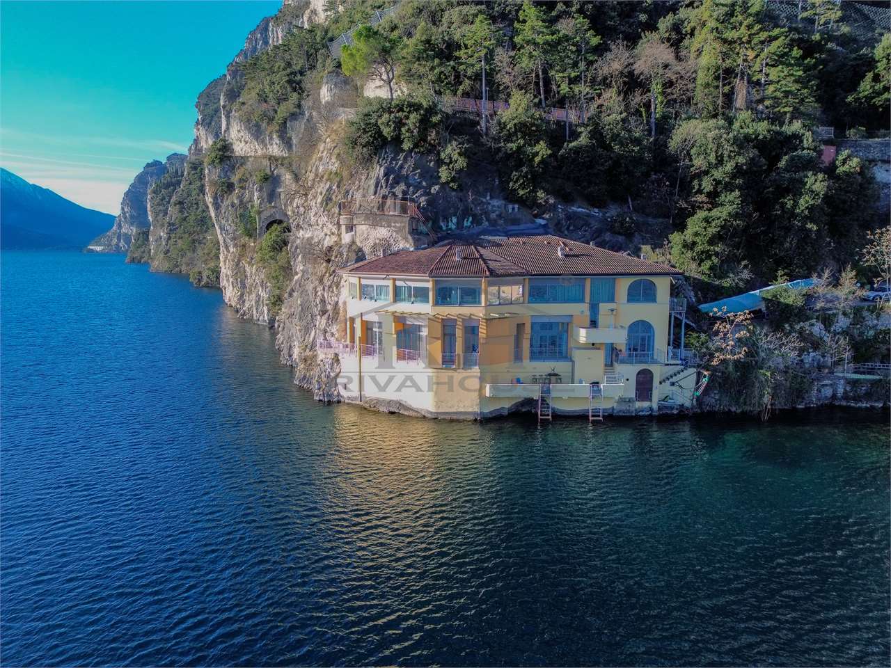 THE LAKE AT HOME: THREE-ROOM APARTMENT WITH BREATHTAKING VIEWS