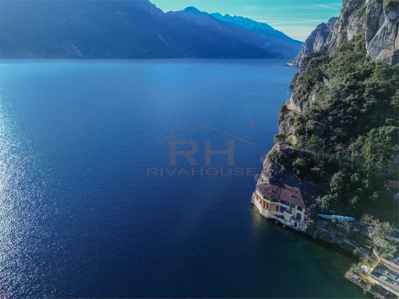 THE LAKE AT HOME: THREE-ROOM APARTMENT WITH BREATHTAKING VIEWS