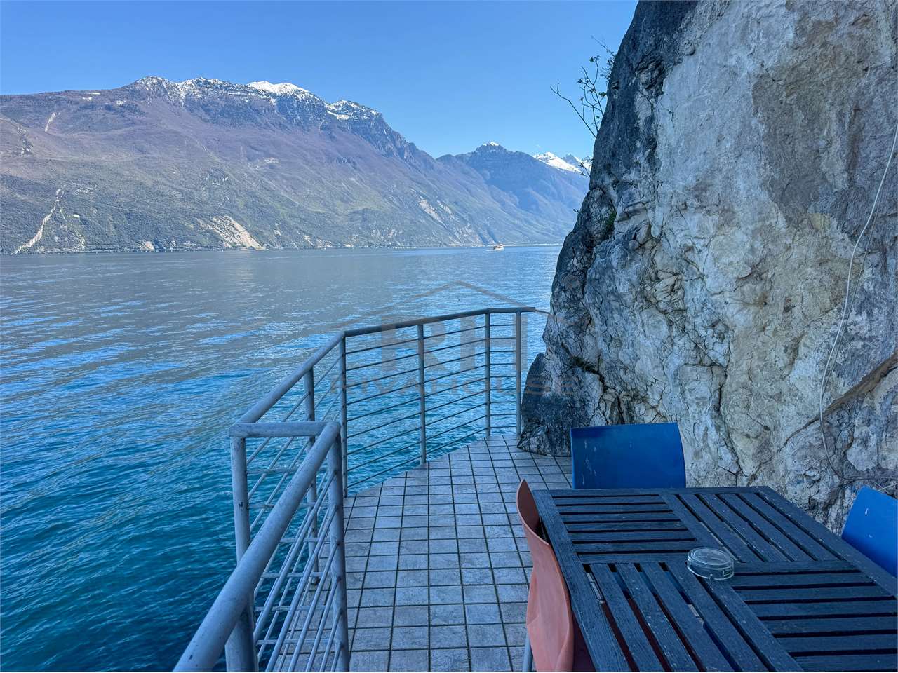 THE LAKE AT HOME: THREE-ROOM APARTMENT WITH BREATHTAKING VIEWS