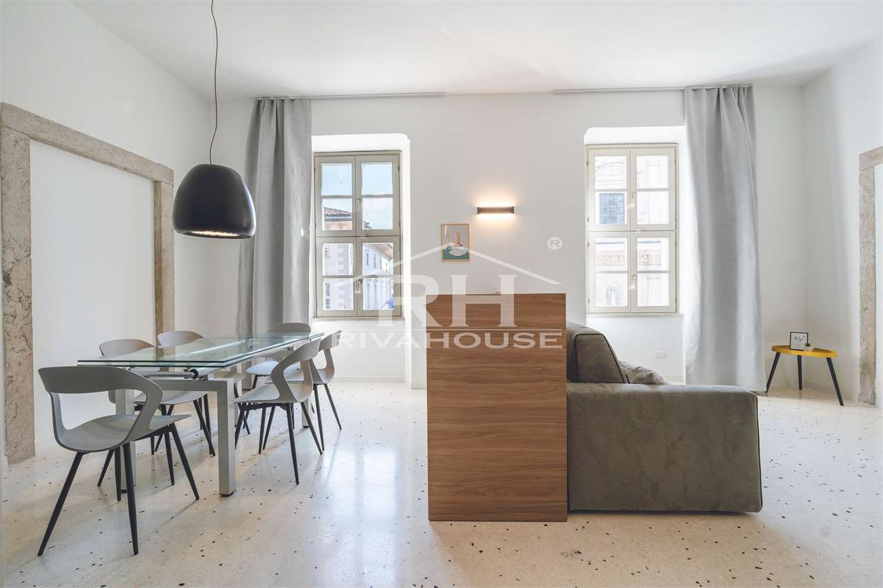 REF. 38 - NEWLY RENOVATED CHARMING TWO-ROOM APARTMENT