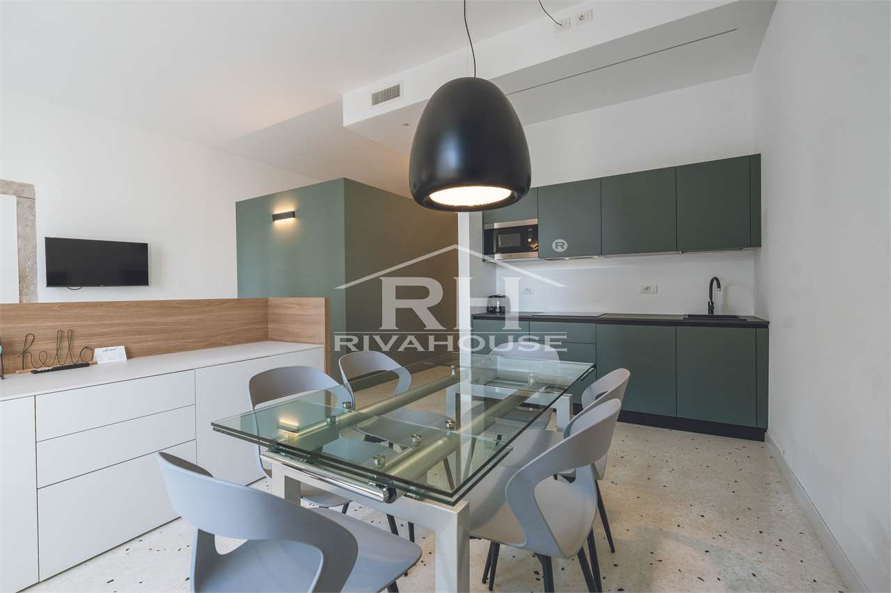 REF. 38 - NEWLY RENOVATED CHARMING TWO-ROOM APARTMENT